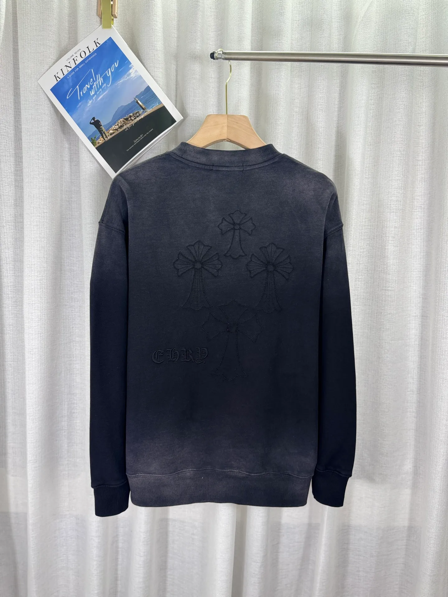P260 top version, real shot without P, ​​different from market currency) 𝗖𝗵𝗿𝗼𝗺𝗲 𝗛𝗲𝗮𝗿𝘁𝘀/Cro Heart 2025 washed patch embroidery autumn and winter new original single counter American laser burnt 3D three-dimensional color embroidered couple casual sweatshirt 👑The highest version! Customized fabric 430g tripe terry fabric! American acid-washed and distressed original fabric laser burnt ✟appliqué embroidery and exquisite embroidery of letters! The best-selling model in the counter, very comfortable to wear. Accessories: original molded and authenticated collar label➕100% silk wash label. Genuine purchase-grade original hangtag➕matching hanging rope➕3D hanging beads➕original packaging bag. Craftsmanship: The original version has consistent wiring! The highest version of the armhole matching technique! Color: Red Black Size: S M L XL Style No.: 9309